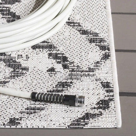 Safavieh Courtyard 4'-0" x 5'-7" Rug in Ivory / Black