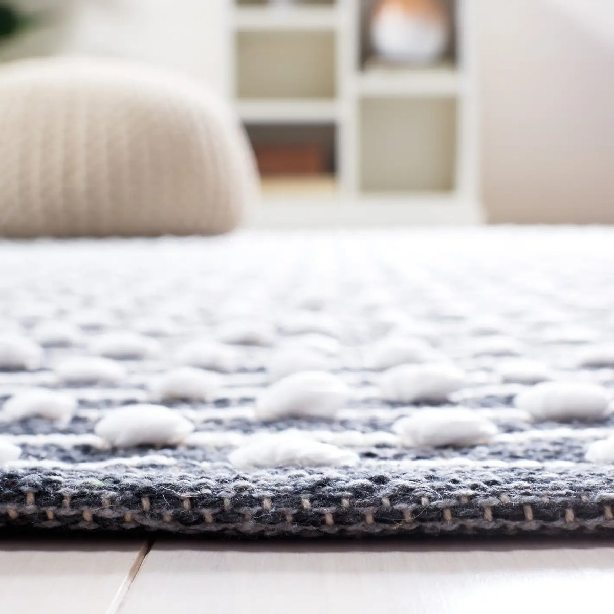 Safavieh Montauk 4'-0" x 6'-0" Rug in Grey / Ivory