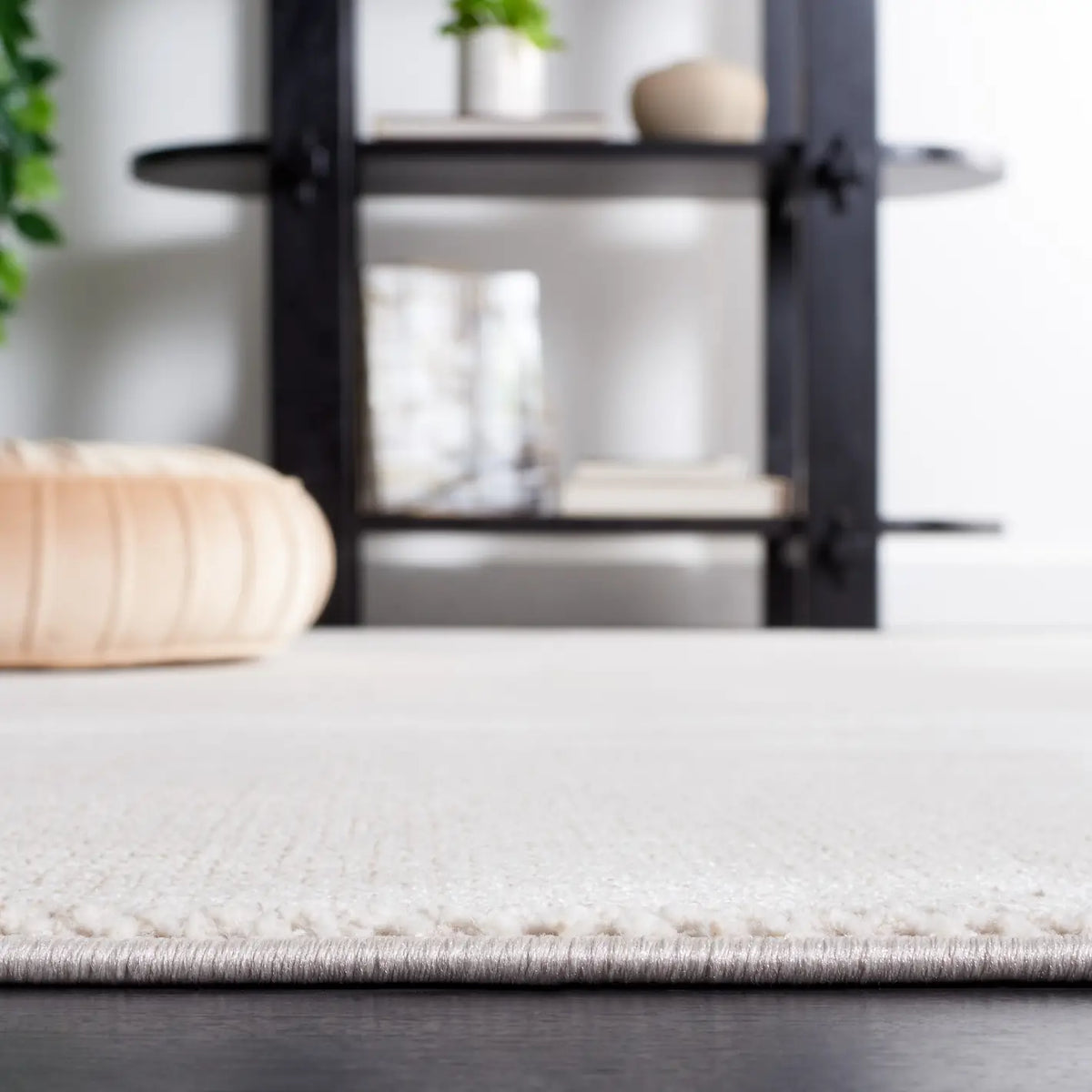 Safavieh Continental 4'-0" x 6'-0" Rug in Beige
