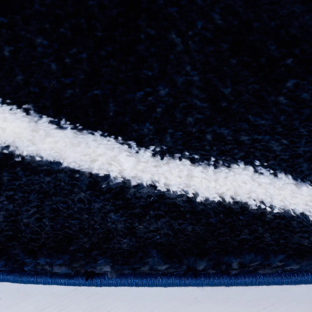 Safavieh Tahoe Shag 6'-7" x 6'-7" Rug in Navy / White