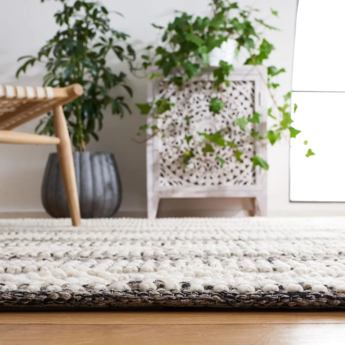 Safavieh Natura 4'-0" x 6'-0" Rug in Ivory / Black
