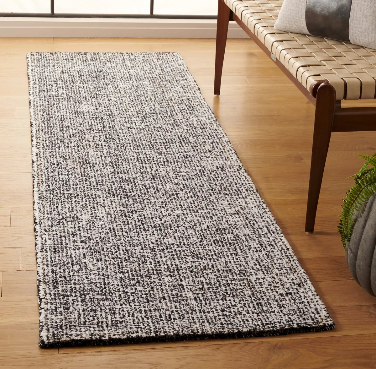 Safavieh Ebony 2'-3" x 7'-0" Rug in Black / Ivory
