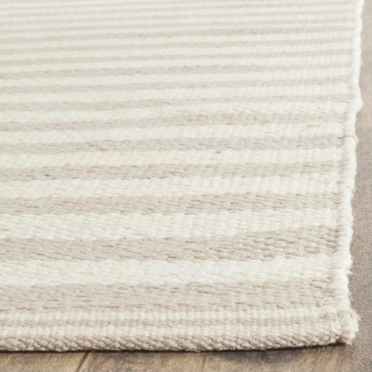 Safavieh Montauk 5'-0" x 7'-0" Rug in Ivory / Light Grey