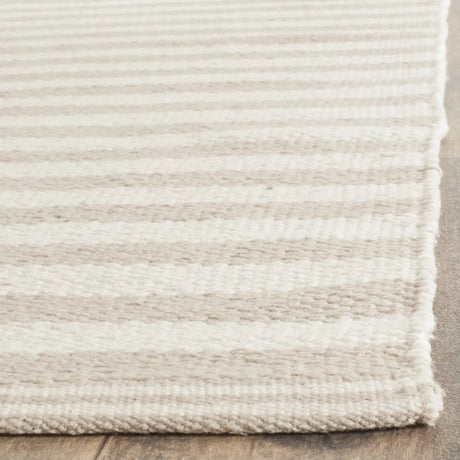 Safavieh Montauk 5'-0" x 7'-0" Rug in Ivory / Light Grey