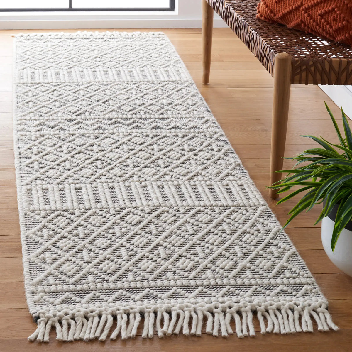 Safavieh Marbella 2'-3" x 8'-0" Rug in Ivory / Black