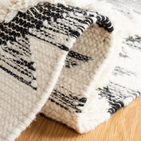 Safavieh Kenya 4'-0" x 6'-0" Rug in Black / Ivory
