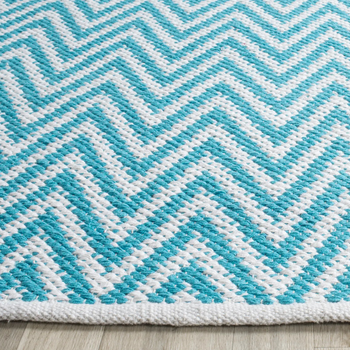 Safavieh Montauk 5'-0" x 7'-0" Rug in Turquoise / Ivory
