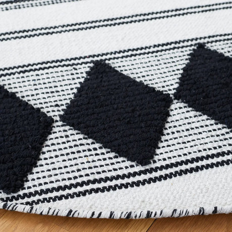 Safavieh Montauk 6'-0" x 6'-0" Rug in Black / Ivory