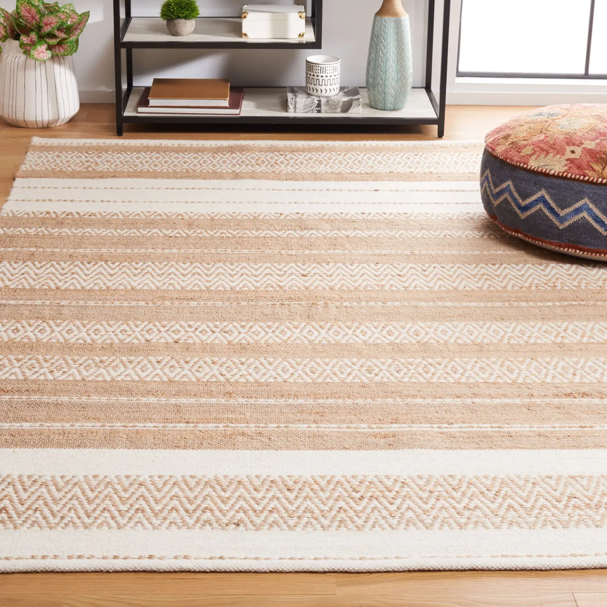 Safavieh Kilim 4'-0" x 6'-0" Rug in Natural / Ivory