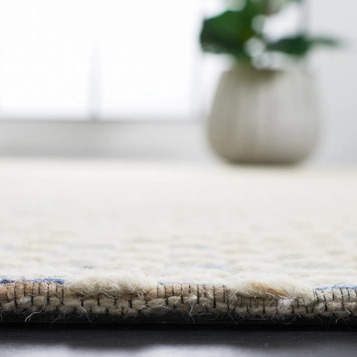 Safavieh Marbella 4'-0" x 6'-0" Rug in White / Navy
