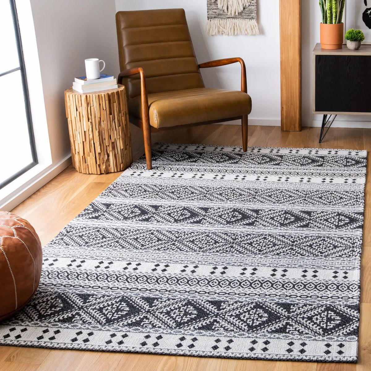 Safavieh Augustine 4'-0" x 6'-0" Rug in Black / Cream