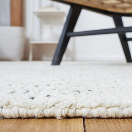 Safavieh Casablanca 4'-0" x 6'-0" Rug in Ivory / Green