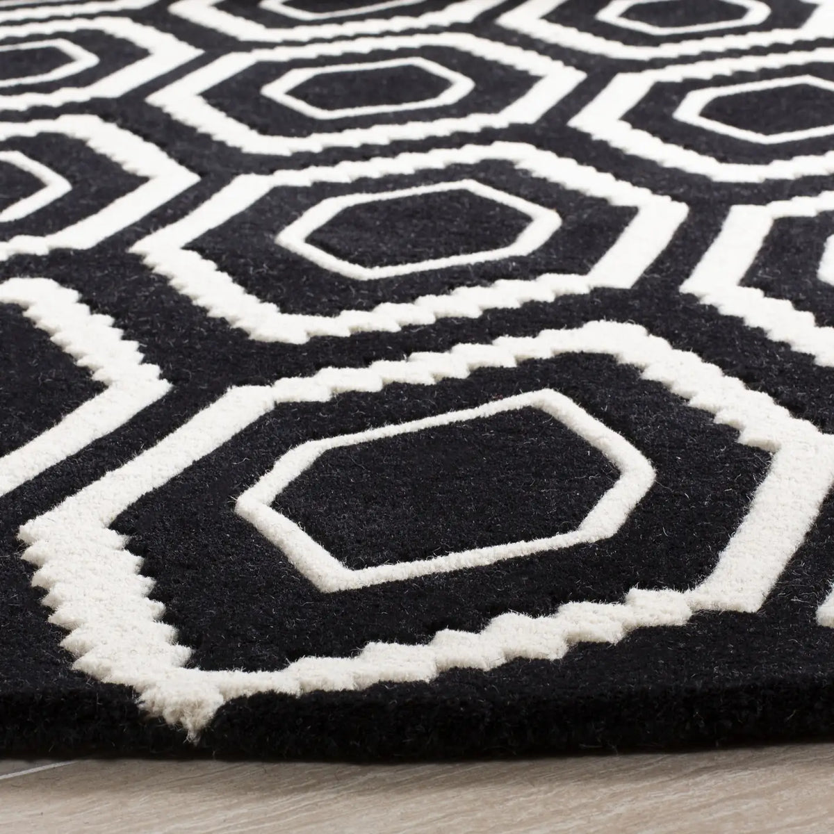 Safavieh Chatham 7'-0" x 7'-0" Rug in Black / Ivory