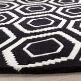 Safavieh Chatham 7'-0" x 7'-0" Rug in Black / Ivory