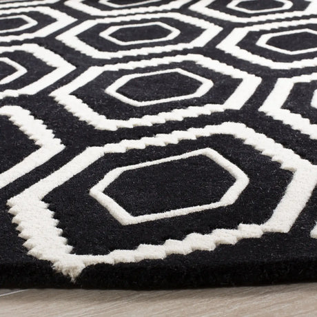 Safavieh Chatham 7'-0" x 7'-0" Rug in Black / Ivory