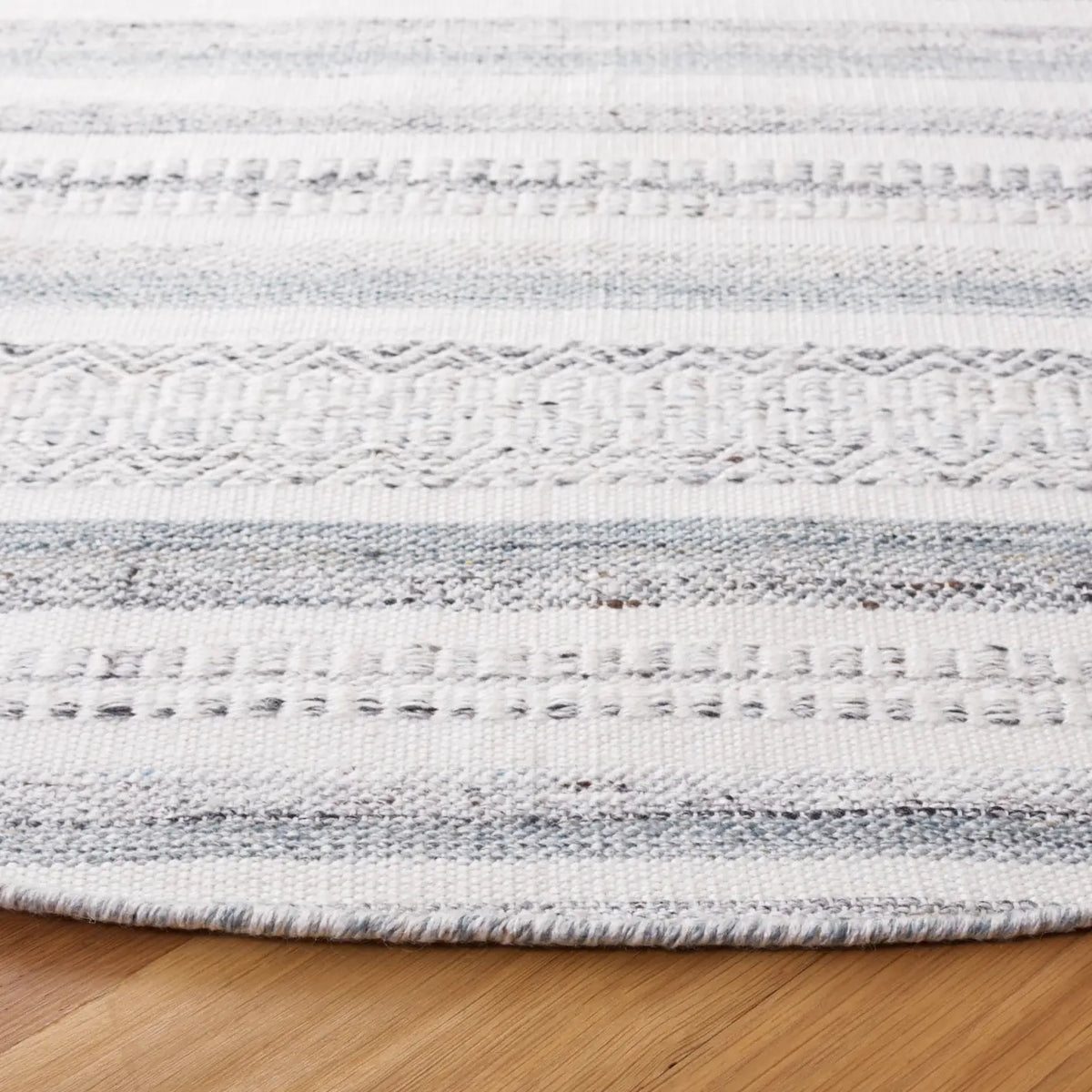 Safavieh Kilim 6'-0" x 6'-0" Rug in Ivory / Grey