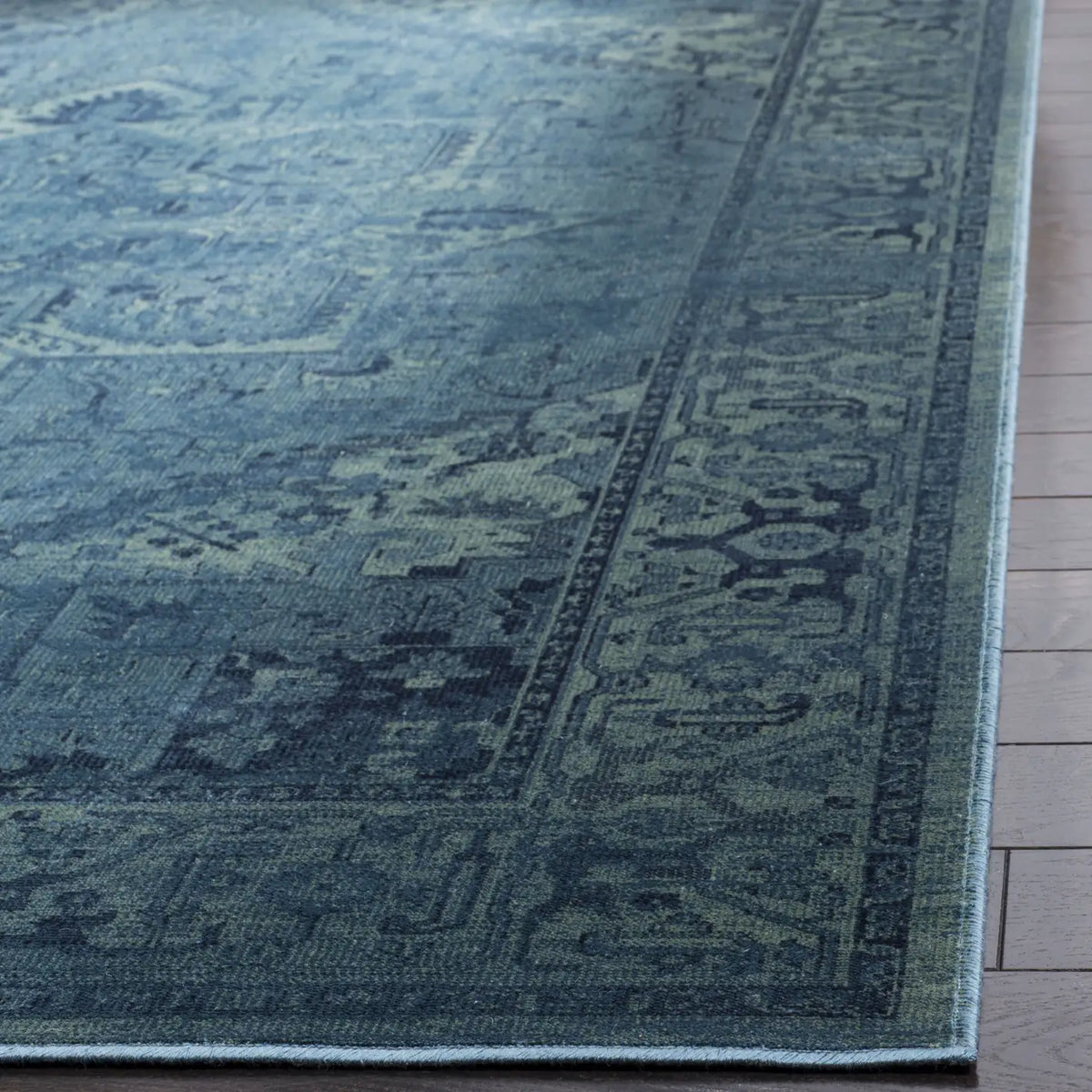 Safavieh Vintage 5'-3" x 7'-6" Rug in Turquoise