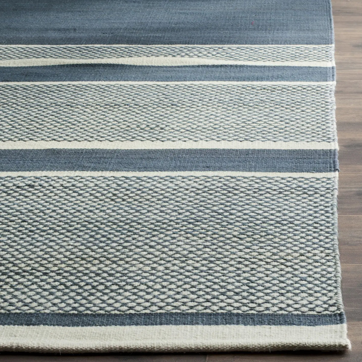 Safavieh Kilim 5'-0" x 8'-0" Rug in Blue / Ivory