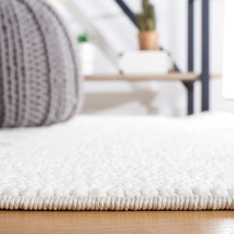 Safavieh Lotus 4'-0" x 6'-0" Rug in Ivory / Beige