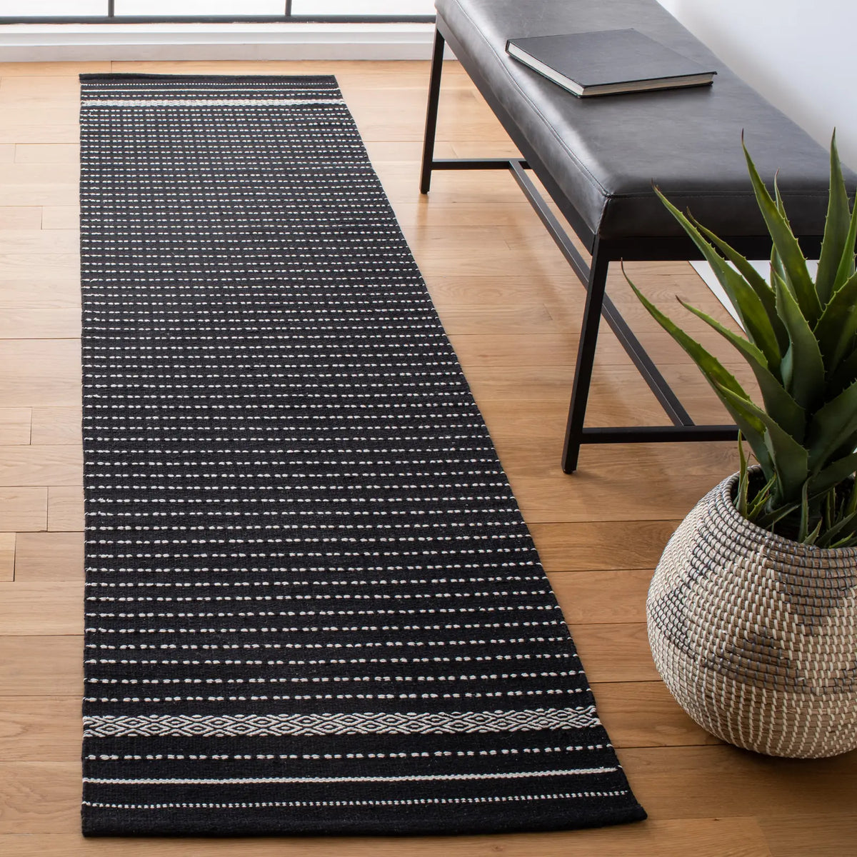 Safavieh Kilim 2'-3" x 11'-0" Rug in Black / Ivory