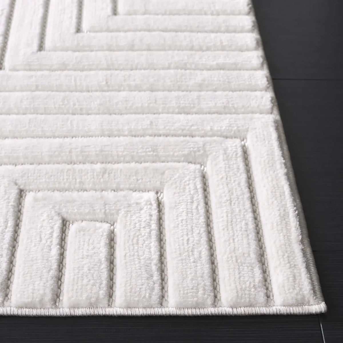 Safavieh Selena 4'-0" x 6'-0" Rug in Ivory