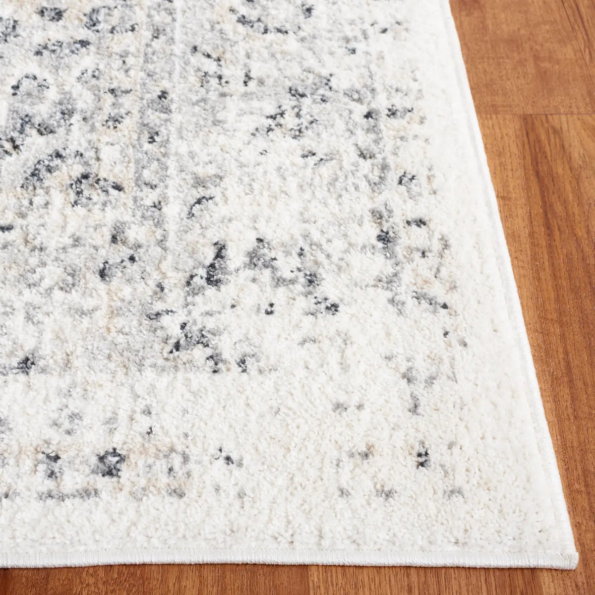 Safavieh Layla 4'-5" x 6'-5" Rug in Ivory / Grey
