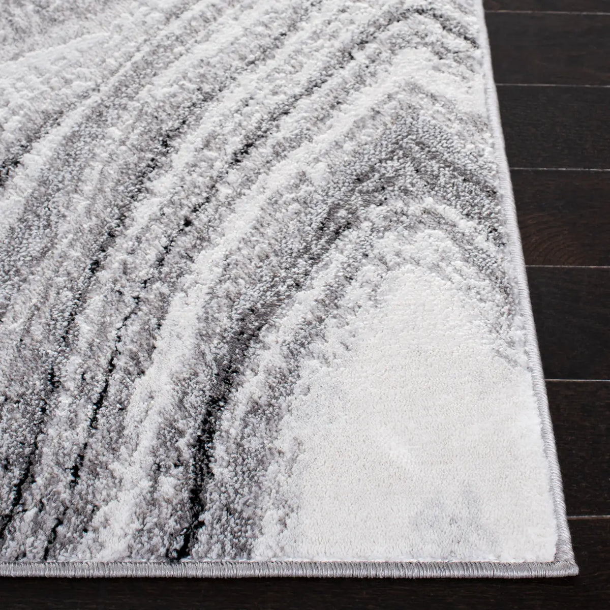 Safavieh Amelia 4'-5" x 6'-5" Rug in Light Grey / Ivory