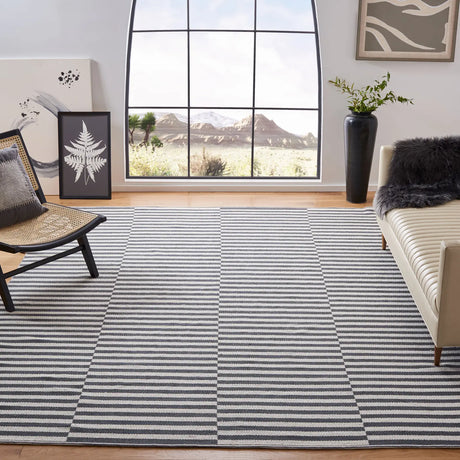 Safavieh Montauk 10'-0" x 14'-0" Rug in Ivory / Grey