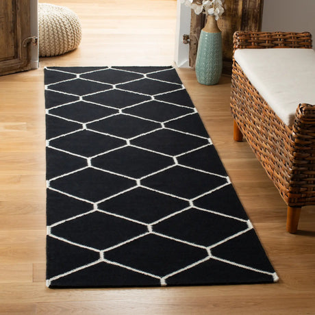 Safavieh Dhurries 2'-6" x 8'-0" Rug in Black / Ivory