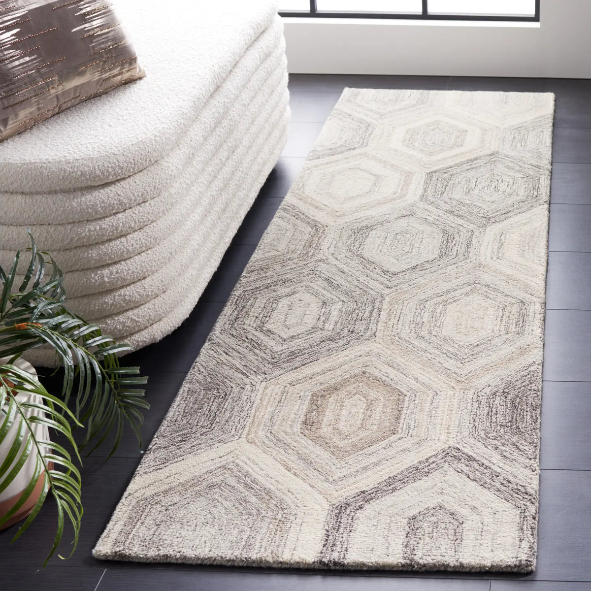 Safavieh Abstract 2'-3" x 8'-0" Rug in Natural / Grey