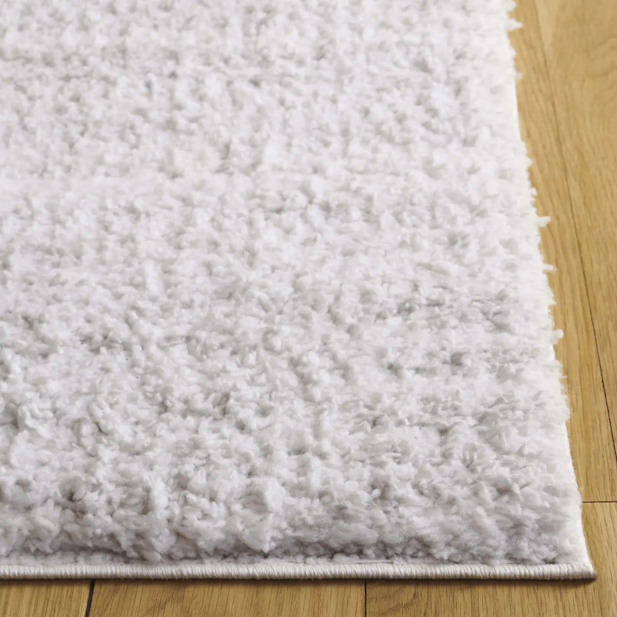 Safavieh Rumi Shag 4'-0" x 6'-0" Rug in Light Grey / Ivory