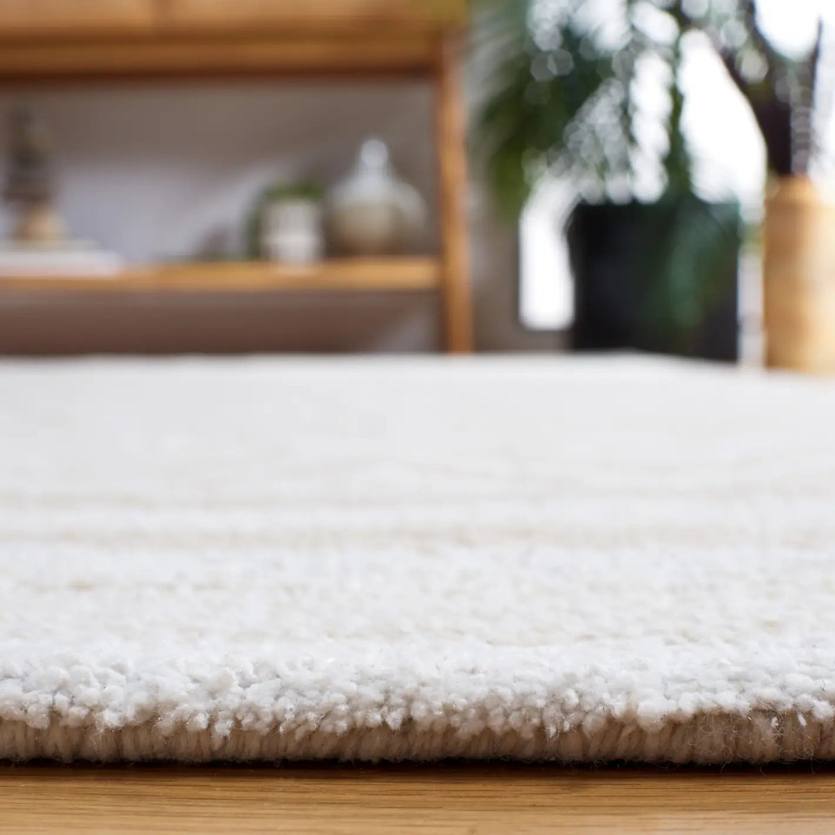 Safavieh Capri 4'-0" x 6'-0" Rug in Ivory / Beige