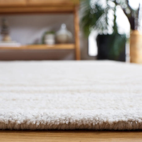 Safavieh Capri 4'-0" x 6'-0" Rug in Ivory / Beige