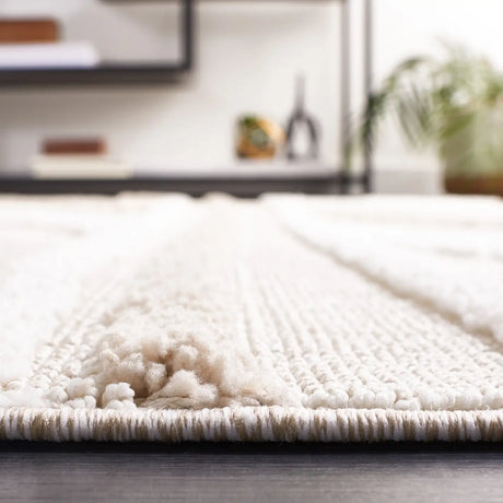 Safavieh Trends 4'-0" x 6'-0" Rug in Beige / Ivory