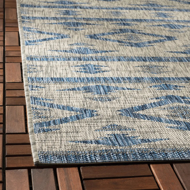 Safavieh Courtyard 5'-3" x 7'-7" Rug in Grey / Navy