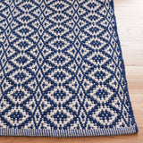 Safavieh Montauk 5'-0" x 7'-0" Rug in Ivory / Navy