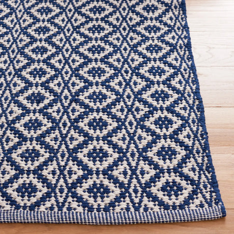 Safavieh Montauk 5'-0" x 7'-0" Rug in Ivory / Navy