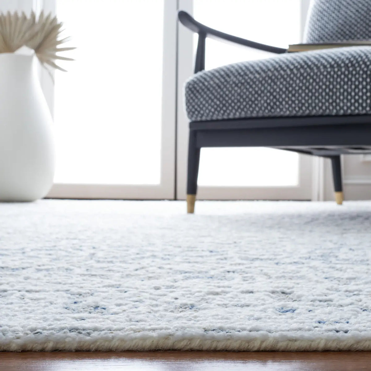 Safavieh Metro 4'-0" x 6'-0" Rug in Ivory / Beige