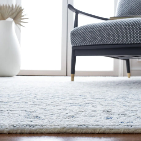 Safavieh Metro 4'-0" x 6'-0" Rug in Ivory / Beige