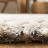 Safavieh Casablanca 5'-0" x 8'-0" Rug in Ivory / Grey