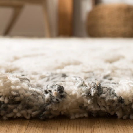 Safavieh Casablanca 5'-0" x 8'-0" Rug in Ivory / Grey