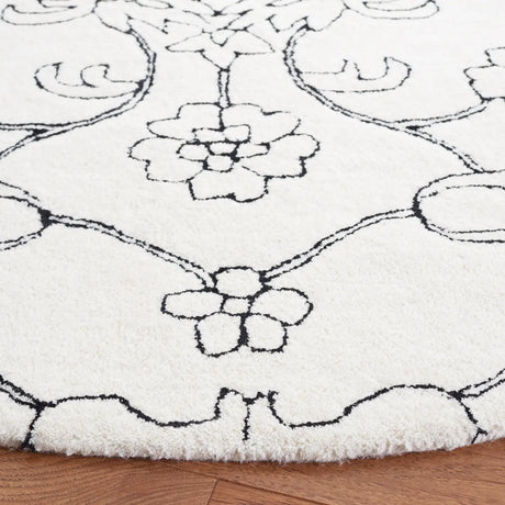 Safavieh Fifth Avenue 7'-0" x 7'-0" Rug in Ivory / Black
