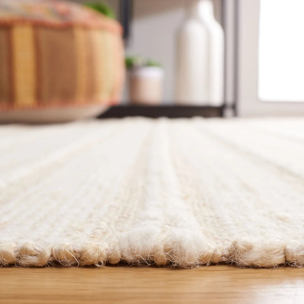 Safavieh Kilim 4'-0" x 6'-0" Rug in Natural / Ivory