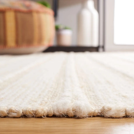 Safavieh Kilim 4'-0" x 6'-0" Rug in Natural / Ivory