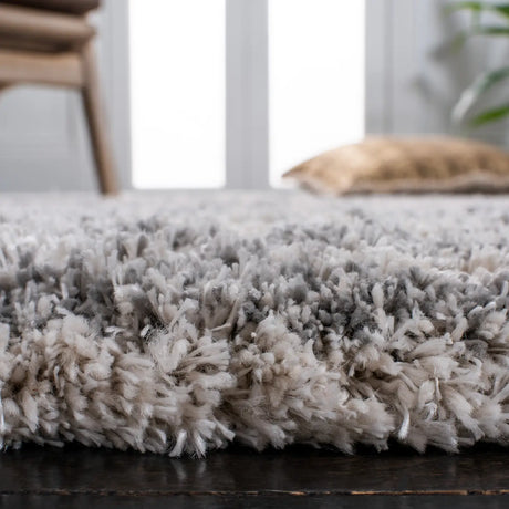 Safavieh Iceland Shag 4'-0" x 6'-0" Rug in Ivory / Grey