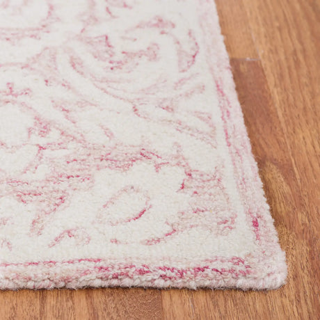 Safavieh Blossom 4'-0" x 6'-0" Rug in Pink / Ivory
