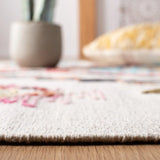 Safavieh Kilim 4'-0" x 6'-0" Rug in Ivory / Pink