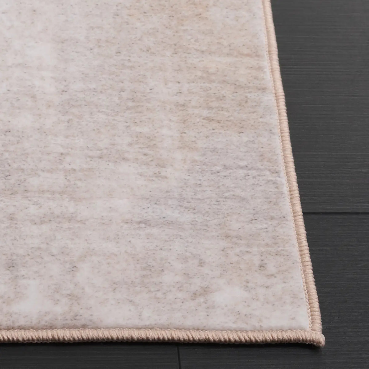 Safavieh Santa Monica 4'-0" x 6'-0" Rug in Beige / Gold