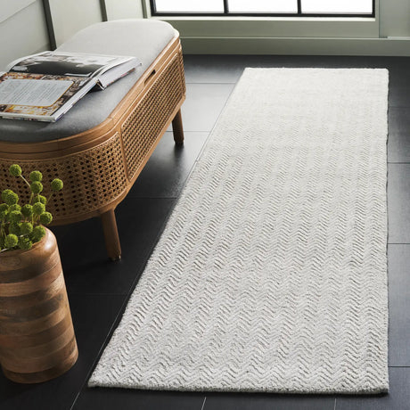 Safavieh Glamour 2'-3" x 8'-0" Rug in Grey / Ivory