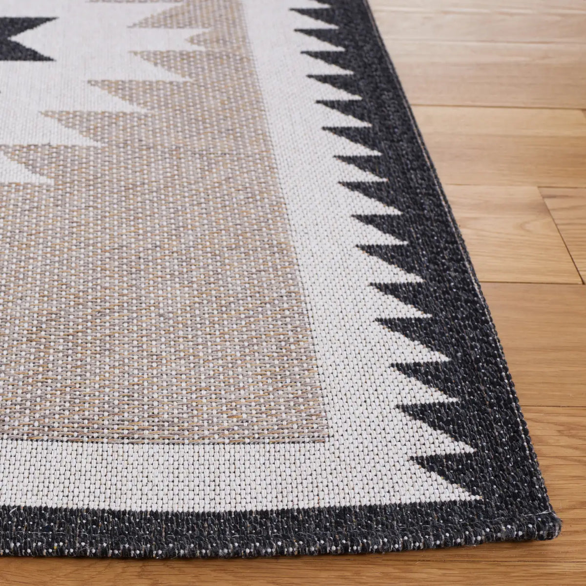 Safavieh Augustine 4'-0" x 6'-0" Rug in Beige / Black